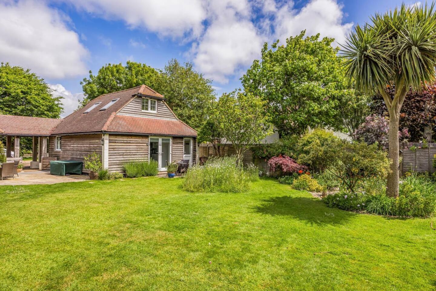 Pass The Keys Walk To West Wittering Beach Villa Exterior photo