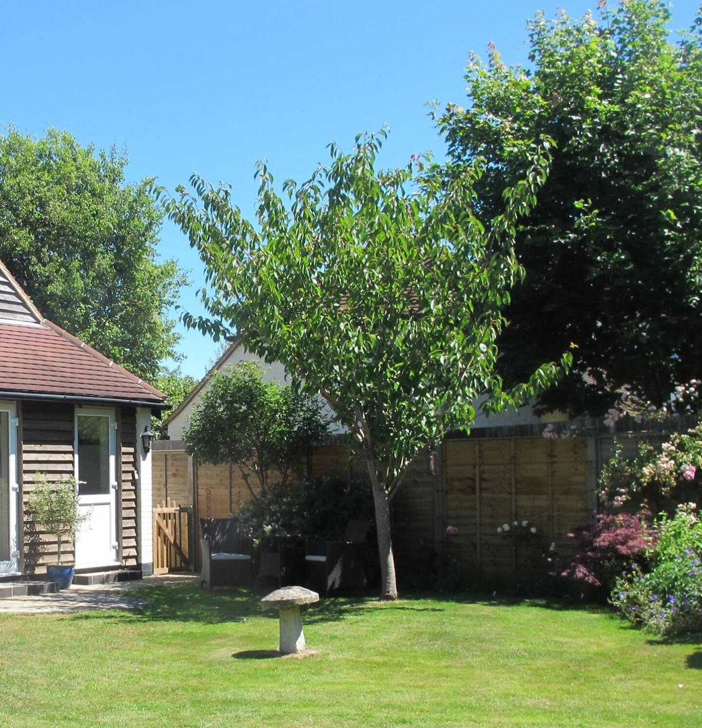 Pass The Keys Walk To West Wittering Beach Villa Exterior photo